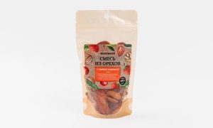 Смесь из орехов с сушеной клубникой
