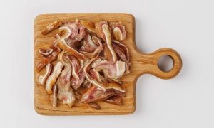 Уши свиные варено-копченые с чесноком 90 гр