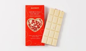 Шоколад белый на меду с клубникой, 45 г
